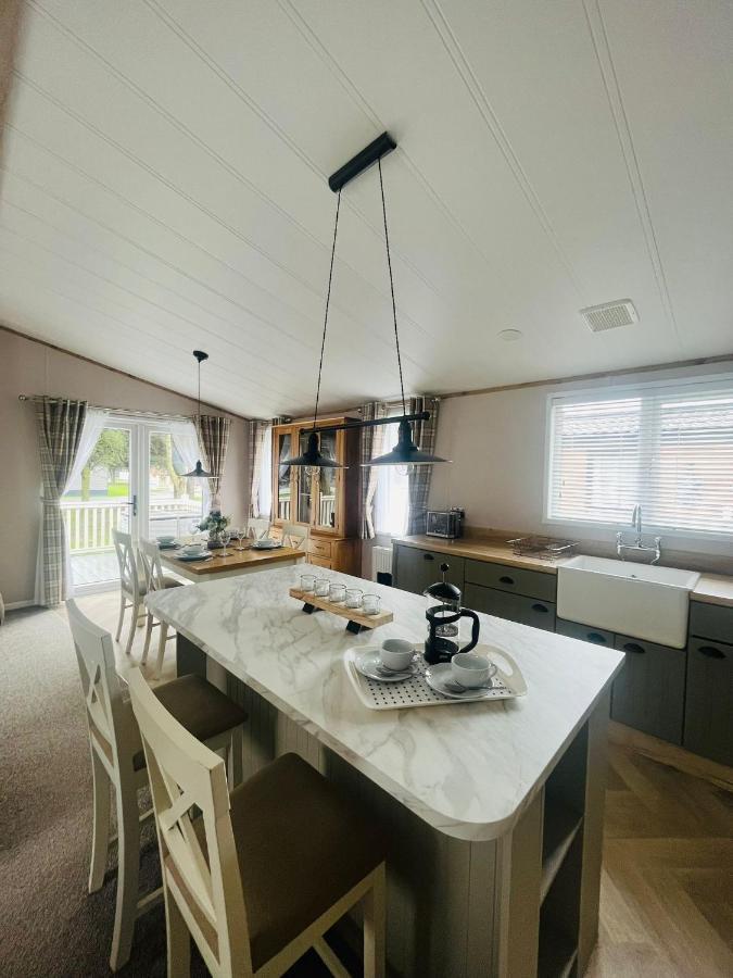 Lucky Lodge With Hot Tub York Exteriör bild