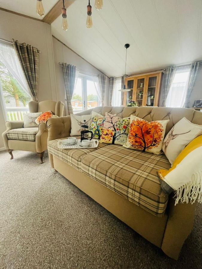Lucky Lodge With Hot Tub York Exteriör bild